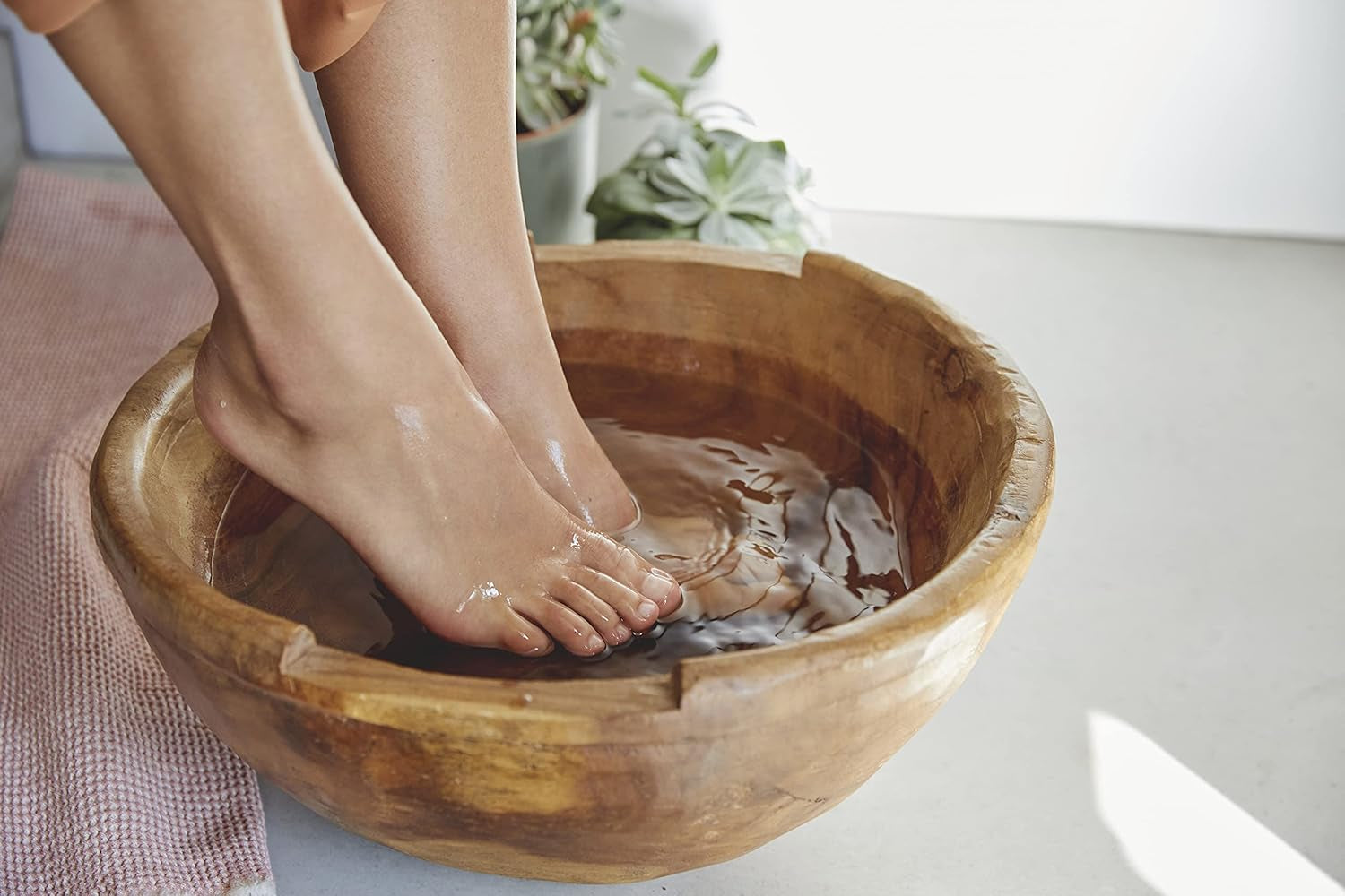 Kneipp Vitalisierendes Pflege-Fußbad - Revitalisierende Fußbadekristalle für Sensible Haut - 20% Urea - 600 g Wohlfühl-Packung
